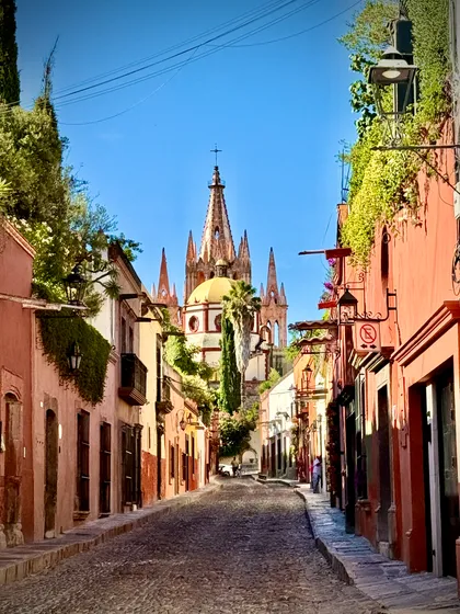 A View of La Parroquia from Calla Aldama